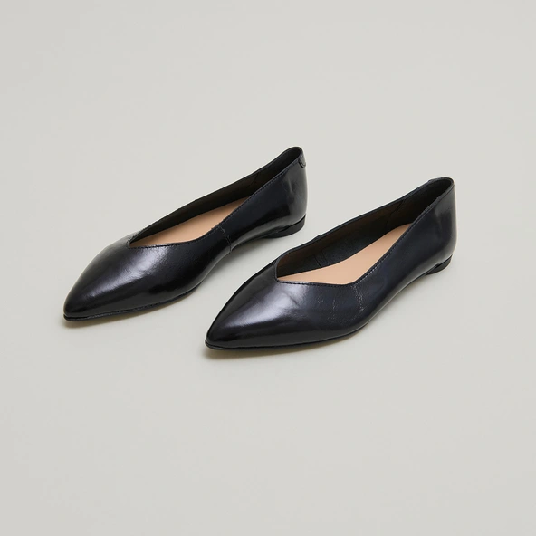 Pointed-toe ballet flats in black pleated varnish | NOEMIE