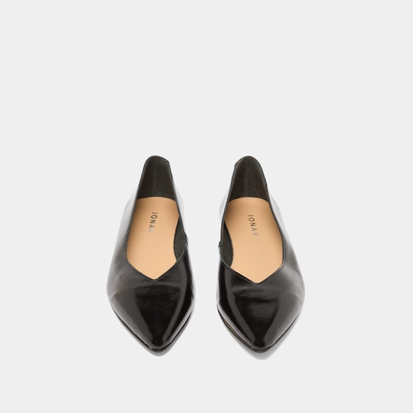 Pointed-toe ballet flats in black pleated varnish | NOEMIE