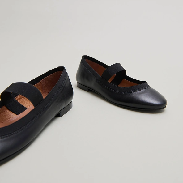 Ballet flats with straps in black leather | DABUS