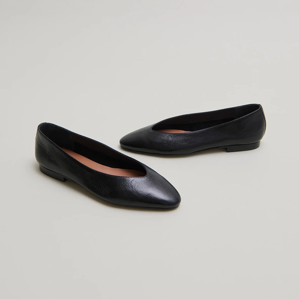 Pointed-toe ballet flats in black distressed leather | DASSUS