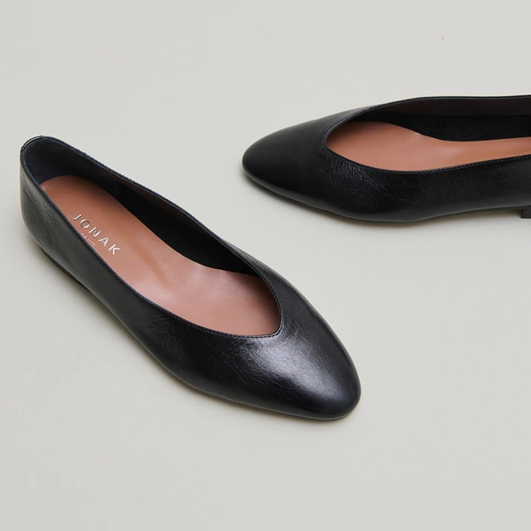 Pointed-toe ballet flats in black distressed leather | DASSUS