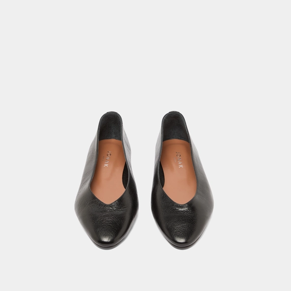 Pointed-toe ballet flats in black distressed leather | DASSUS