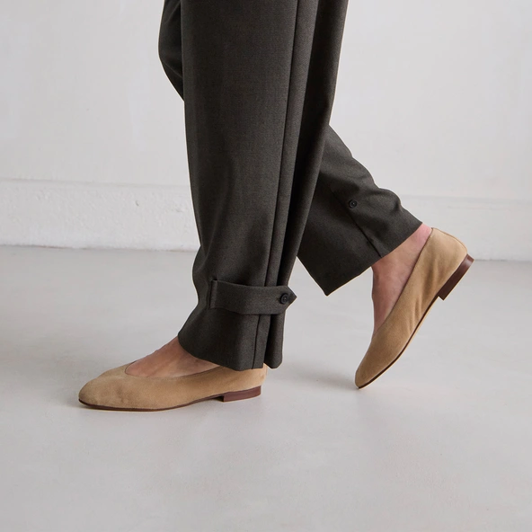 Pointed-toe ballet flats in camel velvet | DASSUS