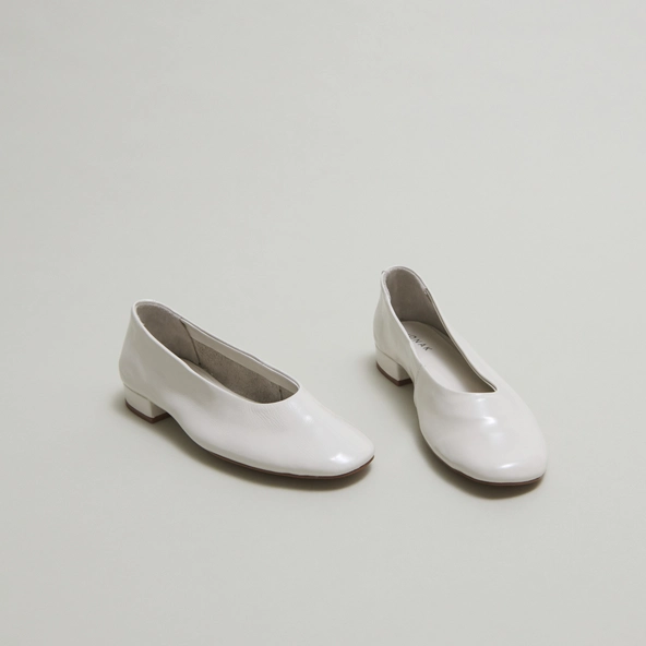 Ballet flats with small heels in ecru pleated varnish | LEA