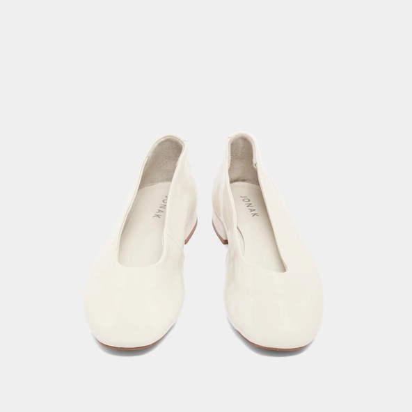 Ballet flats with small heels in ecru pleated varnish | LEA