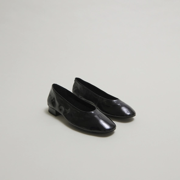 Ballet flats with small heels in black pleated varnish | LEA
