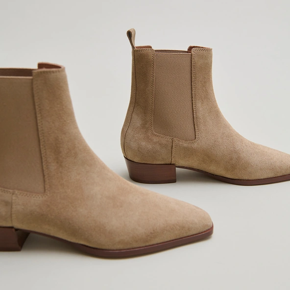Lowoots with slight bevelled heels and pointed toes in taupe suede | PAPAYE