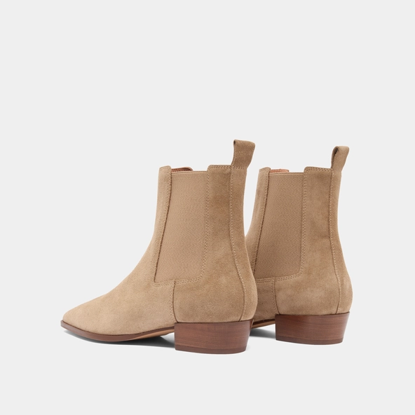 Lowoots with slight bevelled heels and pointed toes in taupe suede | PAPAYE