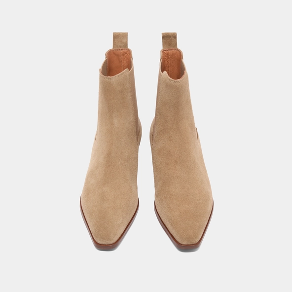 Lowoots with slight bevelled heels and pointed toes in taupe suede | PAPAYE