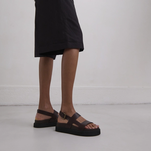 Cross-strap sandals in dark brown glazed leather | LAGUNE