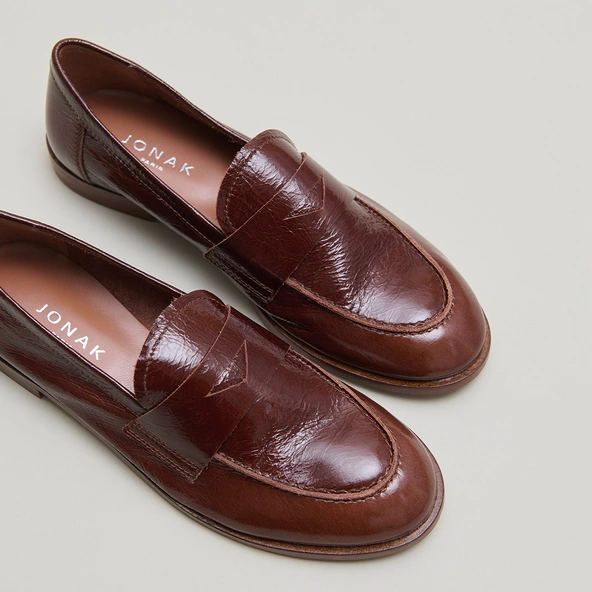 Round-toe loafers in brown shiny leather | THELMA