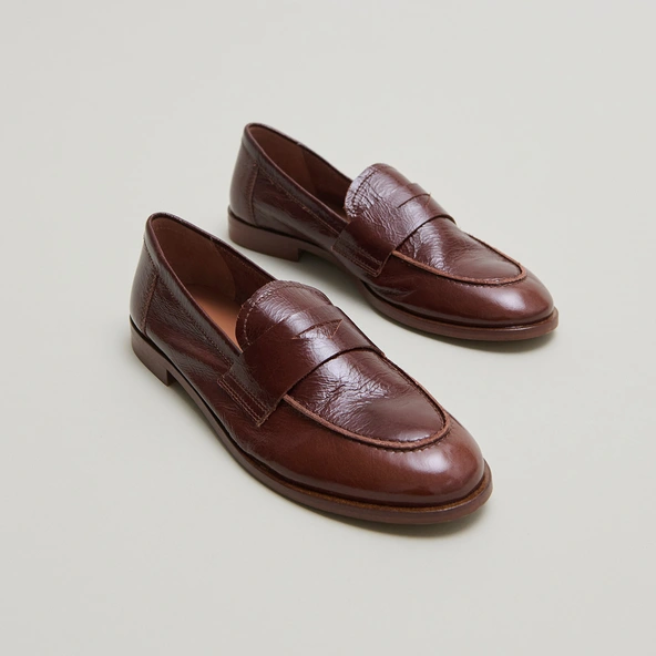 Round-toe loafers in brown shiny leather | THELMA