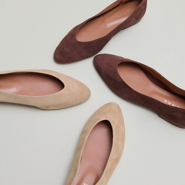Pointed-toe ballet flats in dark brown velvet | DASSUS