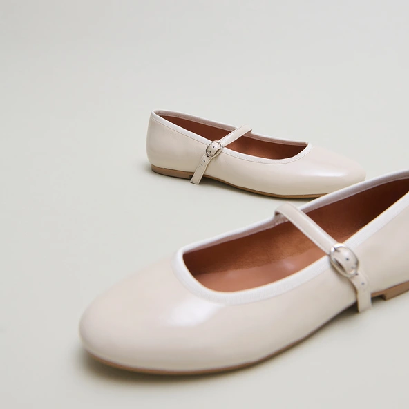 Ballet flats with straps in ecru pleated varnish | DOUCEUR