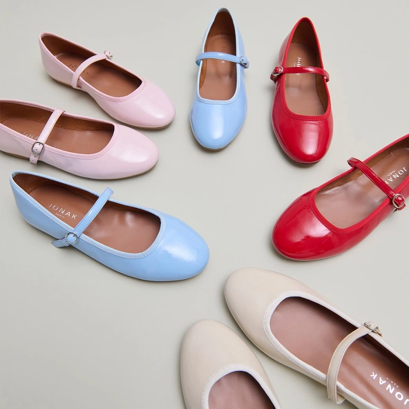 Ballet flats with straps in ecru pleated varnish | DOUCEUR