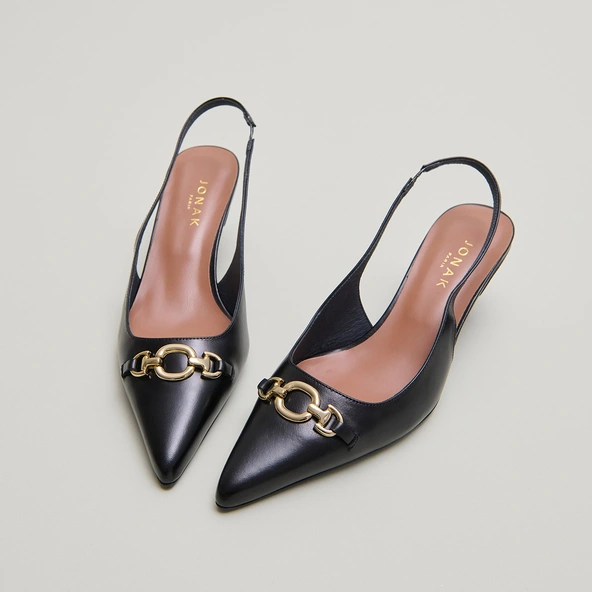 Pumps with gold bits in black leather | DATURA