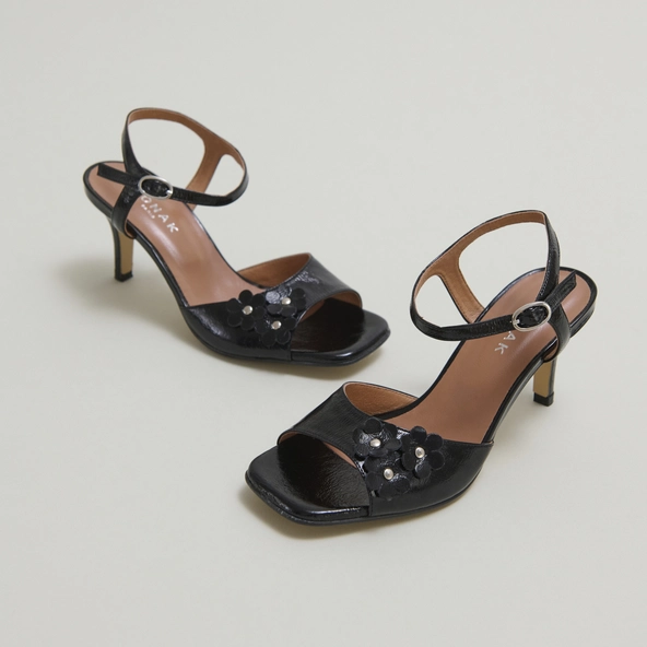 Heeled sandals with flowers in black shiny leather | VAVA