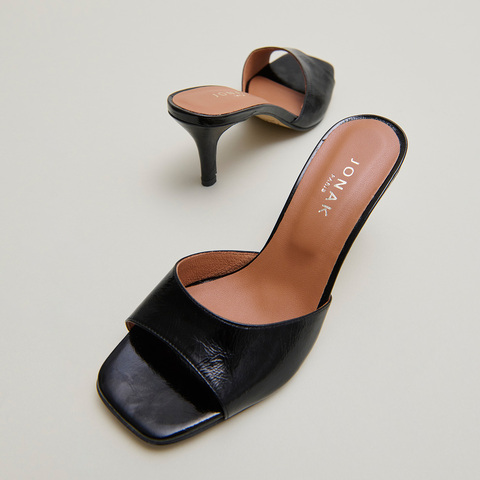 Heeled mules black