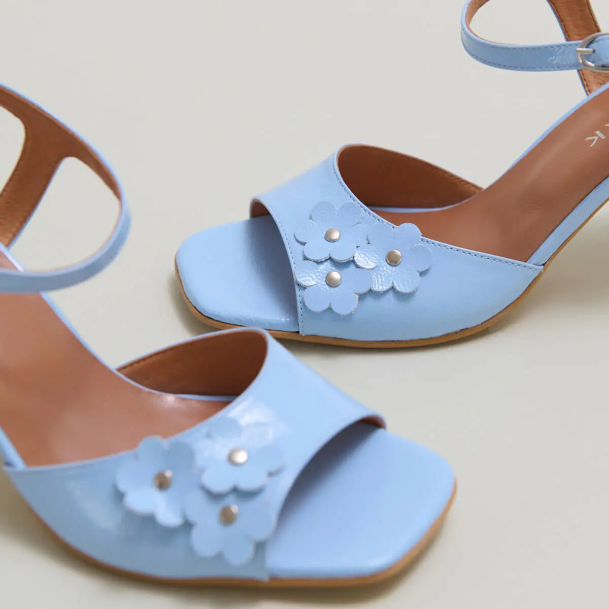 Heeled sandals with flowers in blue pleated varnish | VAVA
