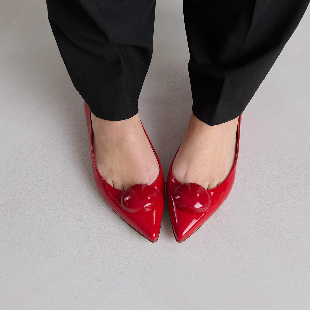 Pointed-toe ballet flats with marbles in red varnish | DALIDO