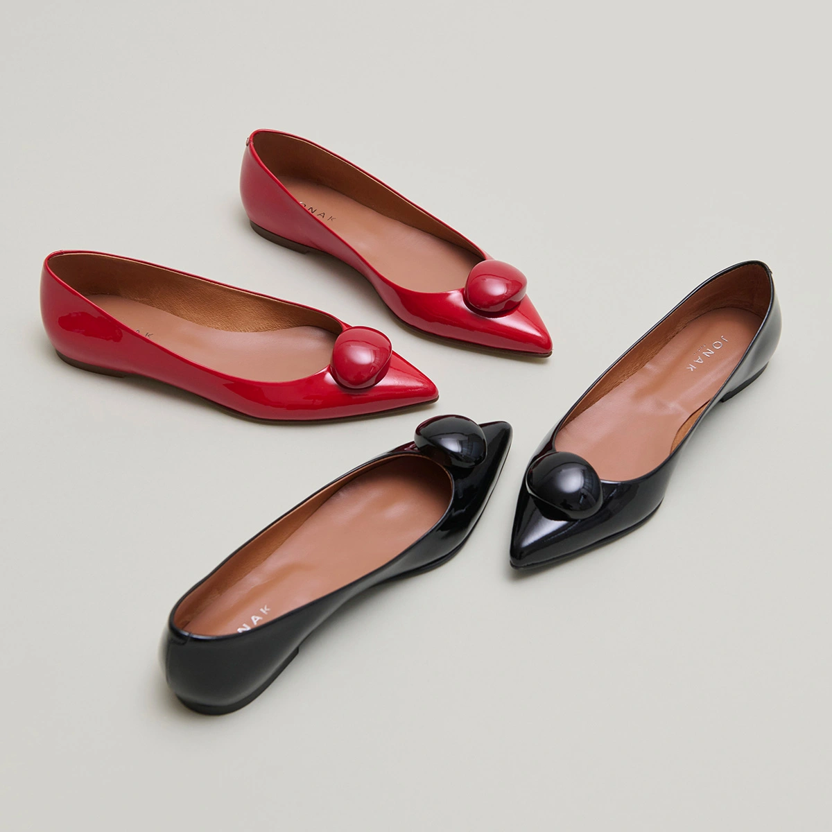 Pointed-toe ballet flats with marbles in red varnish | DALIDO