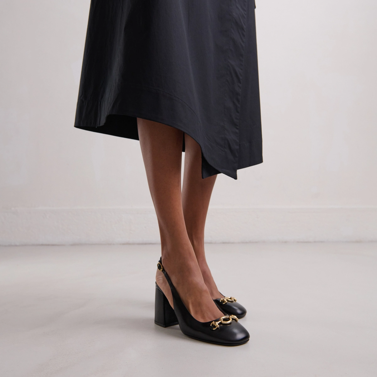 Slingback pumps in black leather | DECOUV