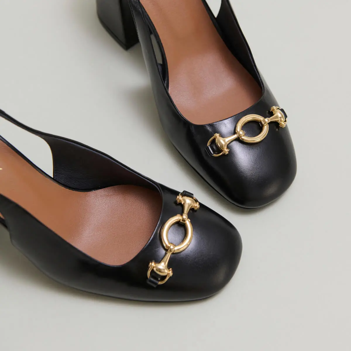 Slingback pumps in black leather | DECOUV
