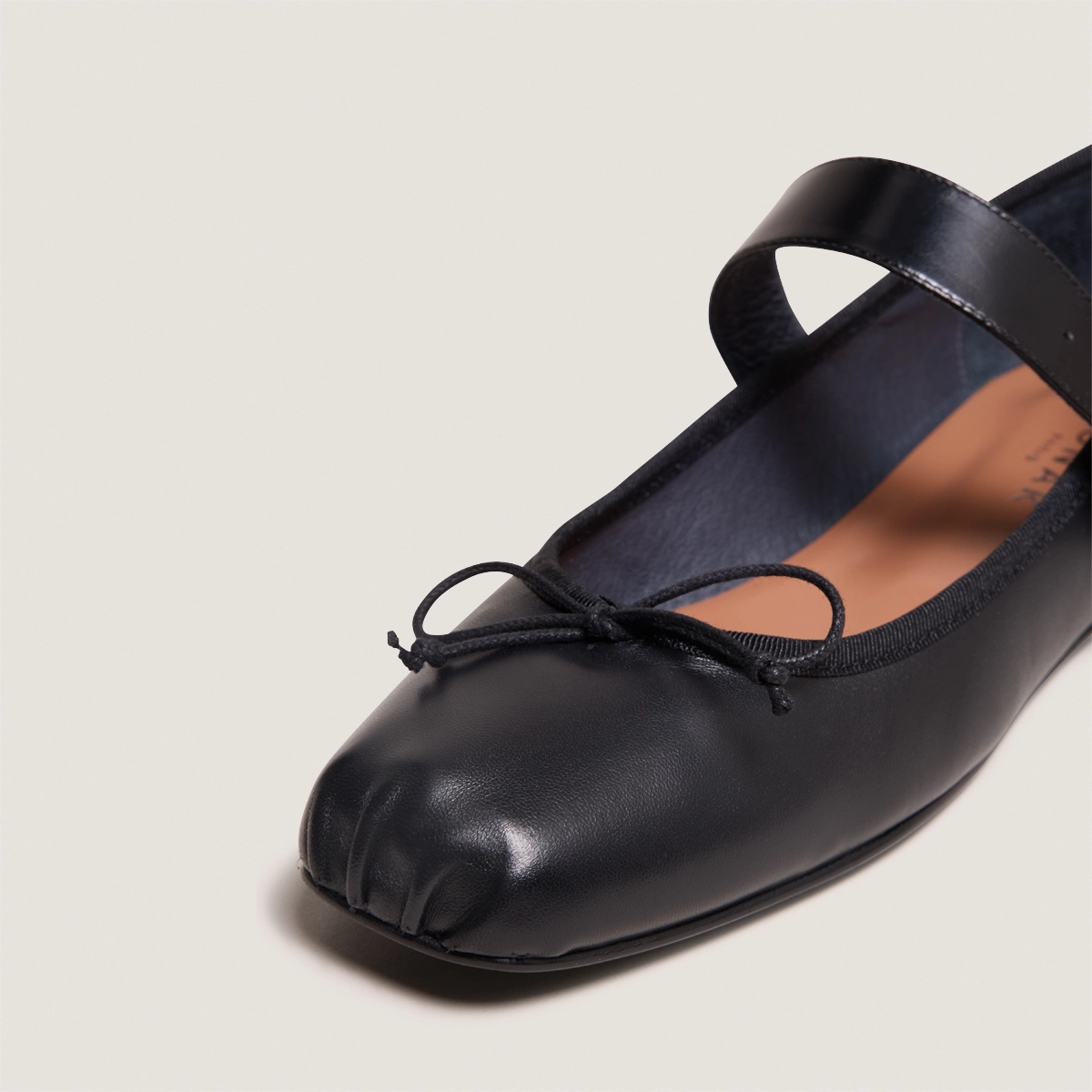 Ballet flats with adjustable buckles in black leather | DOMINANTE