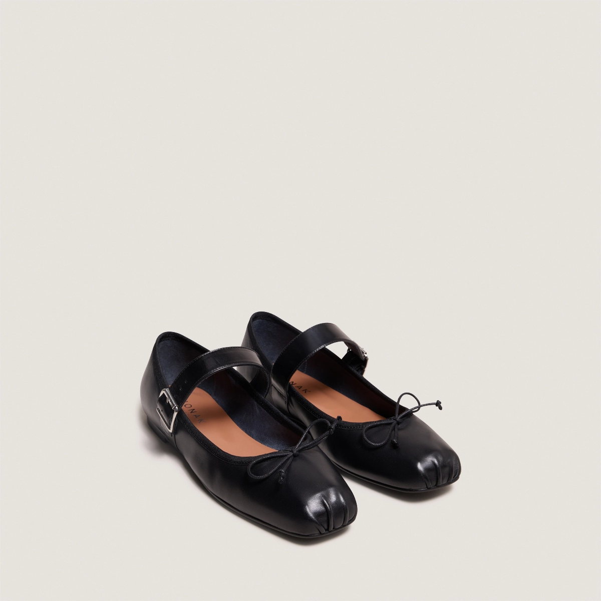 Ballet flats with adjustable buckles in black leather | DOMINANTE