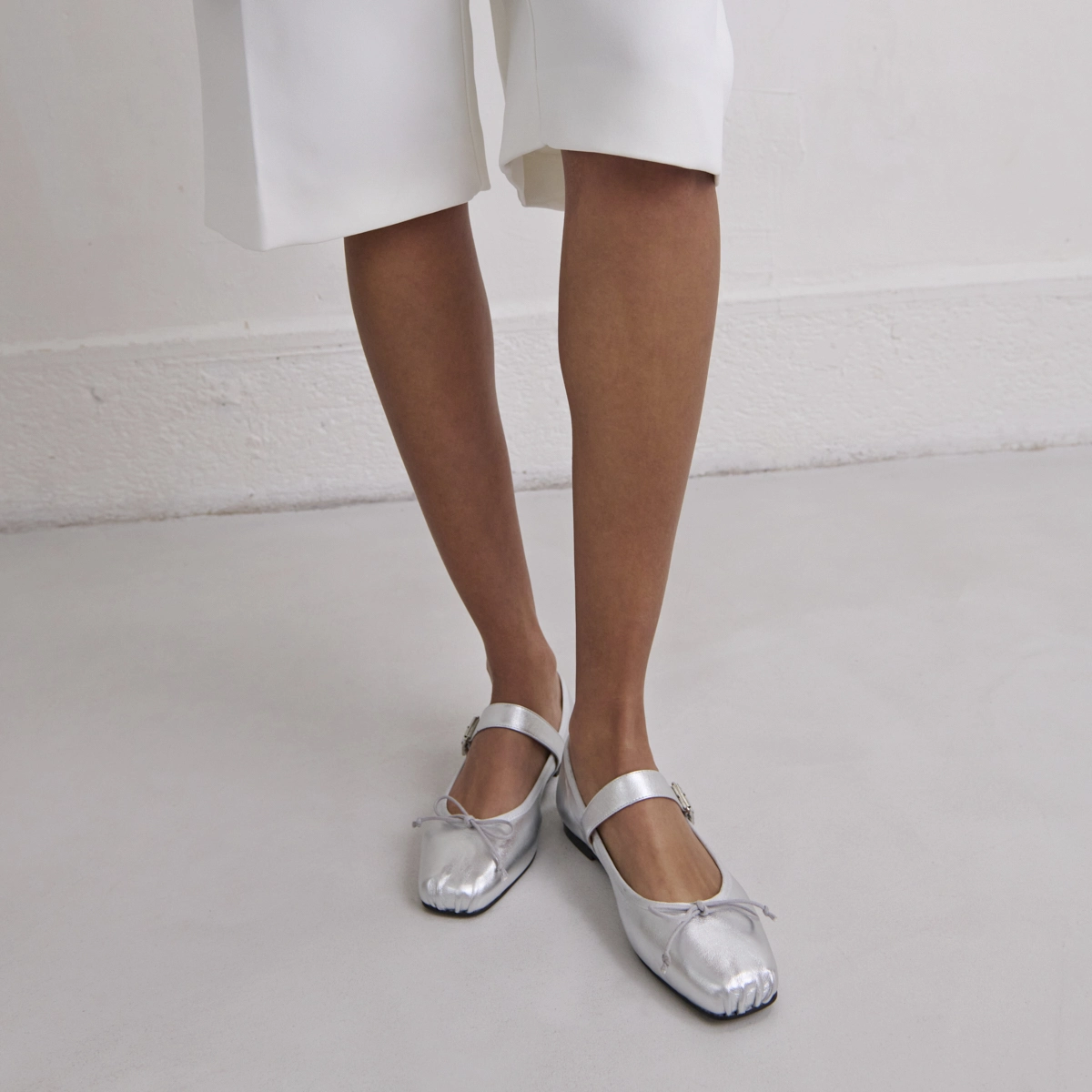 Ballet flats with adjustable buckles in silver metallic leather | DOMINANTE