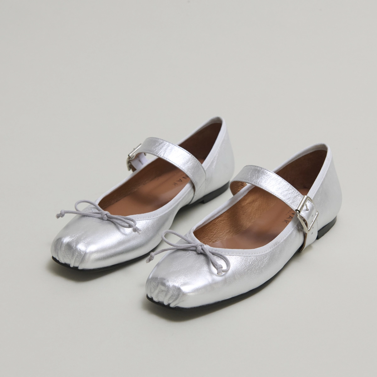 Ballet flats with adjustable buckles in silver metallic leather | DOMINANTE