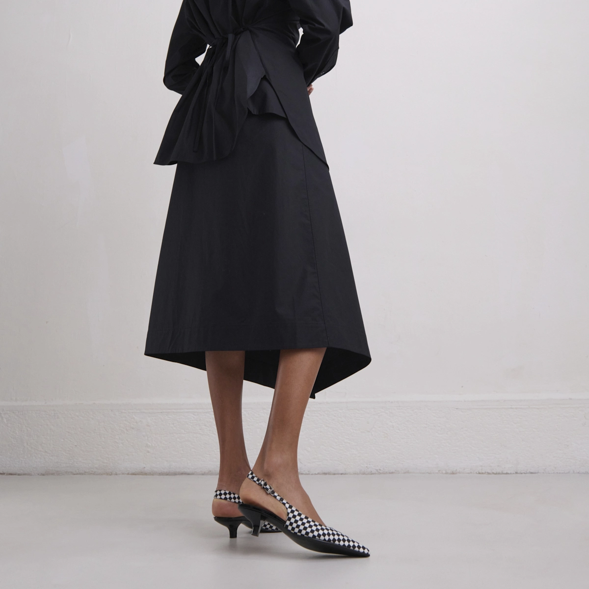 Heeled pumps with adjustable buckles in black and white textile | DOUALA