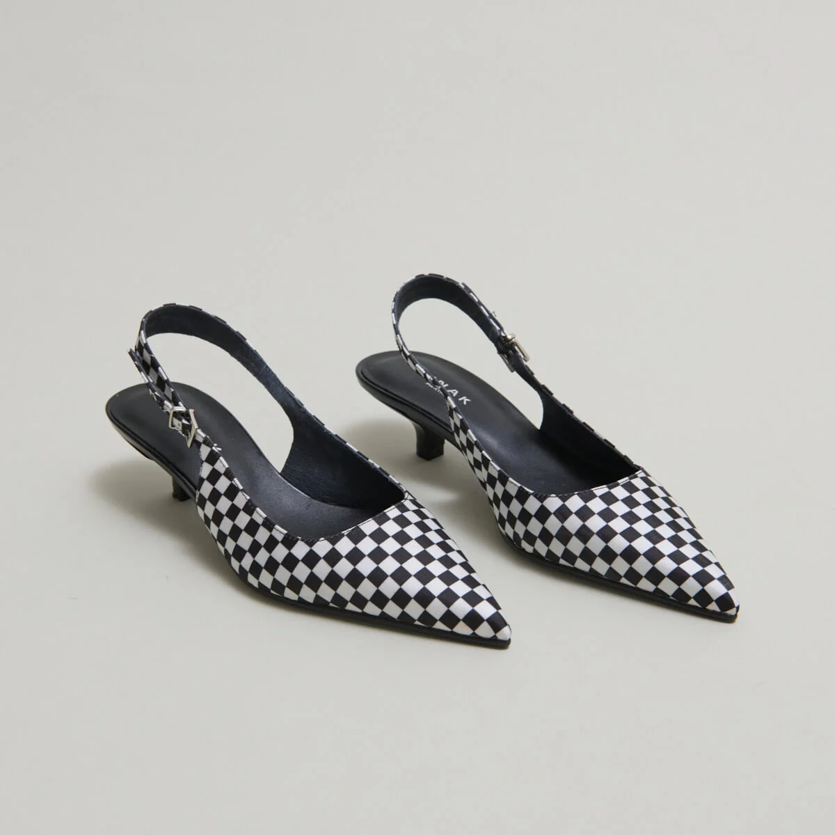 Heeled pumps with adjustable buckles in black and white textile | DOUALA