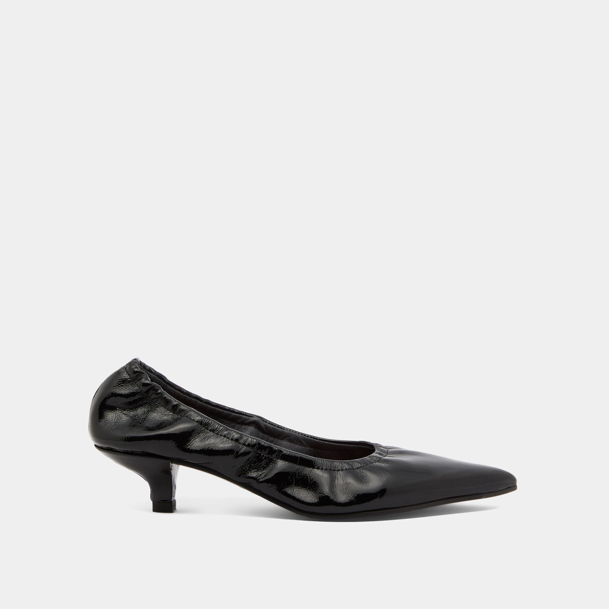 Pointed-toe pumps in black pleated varnish | DOUA