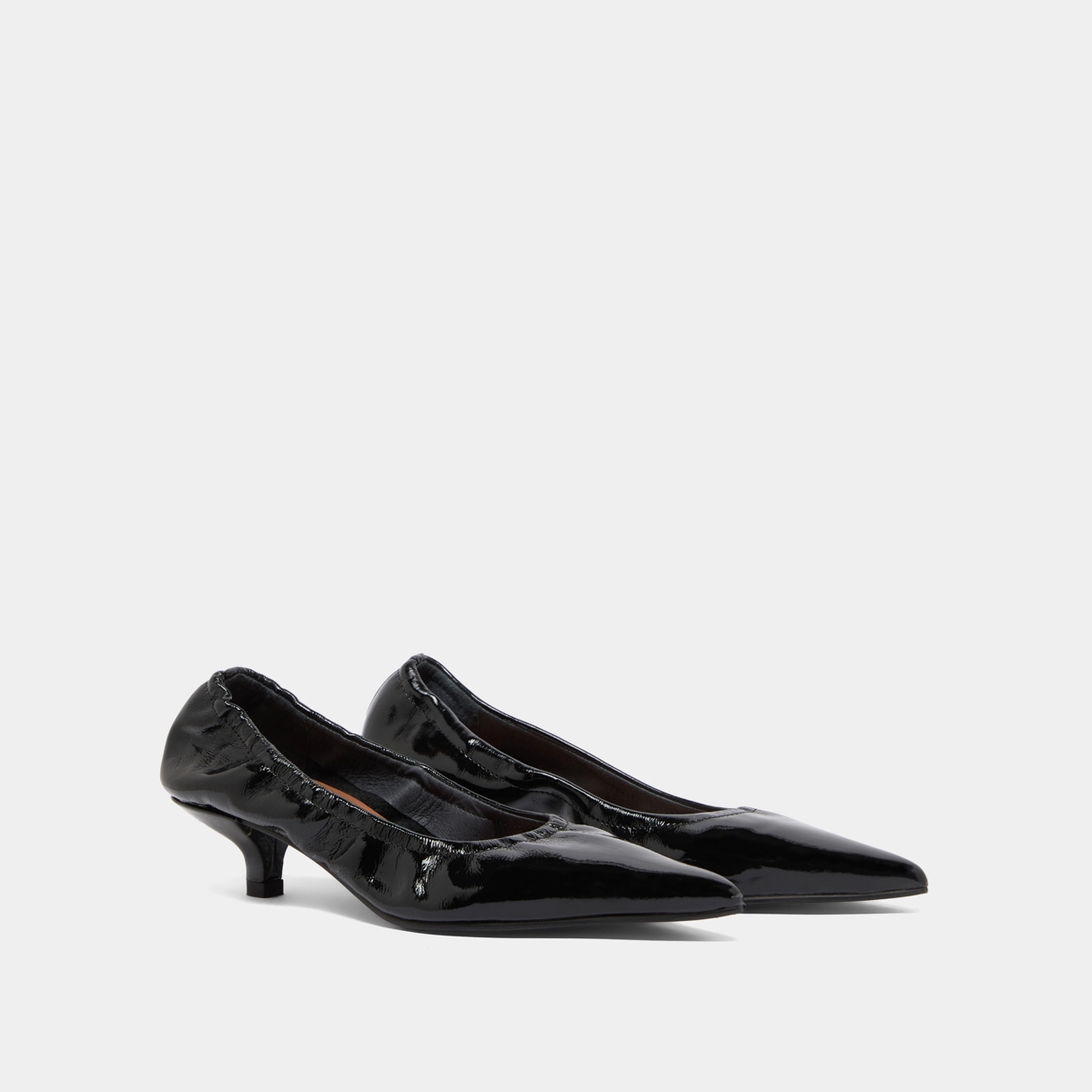Pointed-toe pumps in black pleated varnish | DOUA