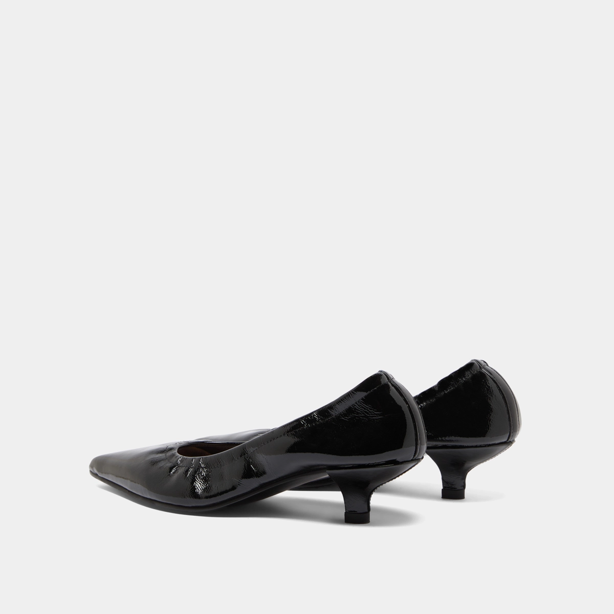 Pointed-toe pumps in black pleated varnish | DOUA
