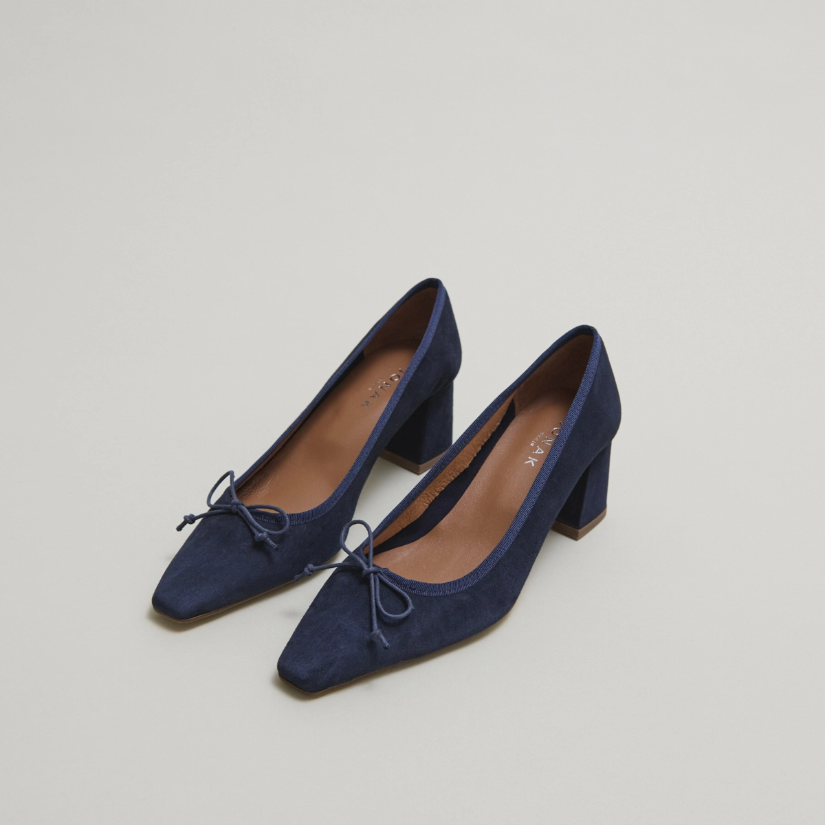 Lace-up pumps in navy velvet | DRING