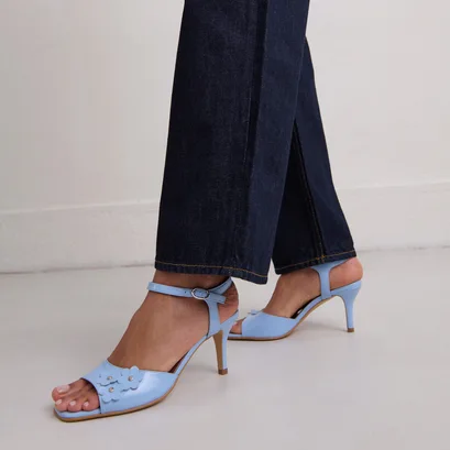 Heeled sandals with flowers in blue pleated varnish | vava