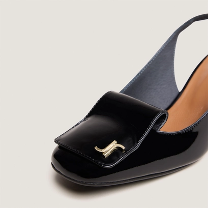 Monogrammed slingback pumps in black varnish | daiki