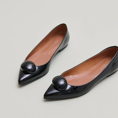 Pointed-toe ballet flats with marbles in black varnish | dalido