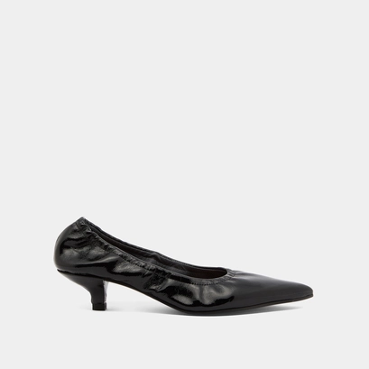 Pointed-toe pumps in black pleated varnish | doua