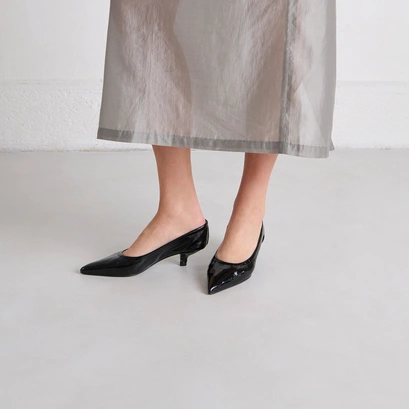 Pointed-toe pumps in black pleated varnish | doua