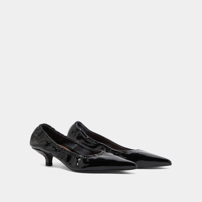 Pointed-toe pumps in black pleated varnish | doua