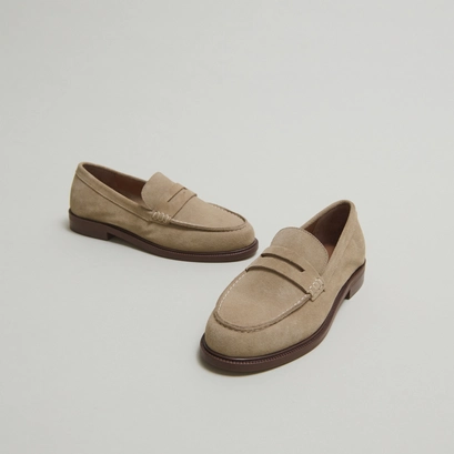 Rounded toes loafers in beige suede | dracula