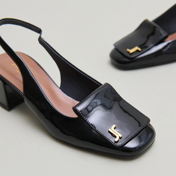 Monogrammed slingback pumps in black varnish | DAIKI