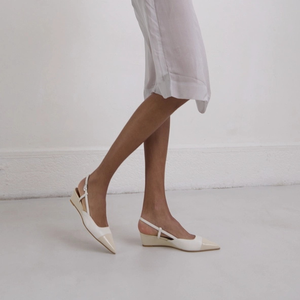 Wedge pumps in ecru varnish and ecru leather | DAKARA