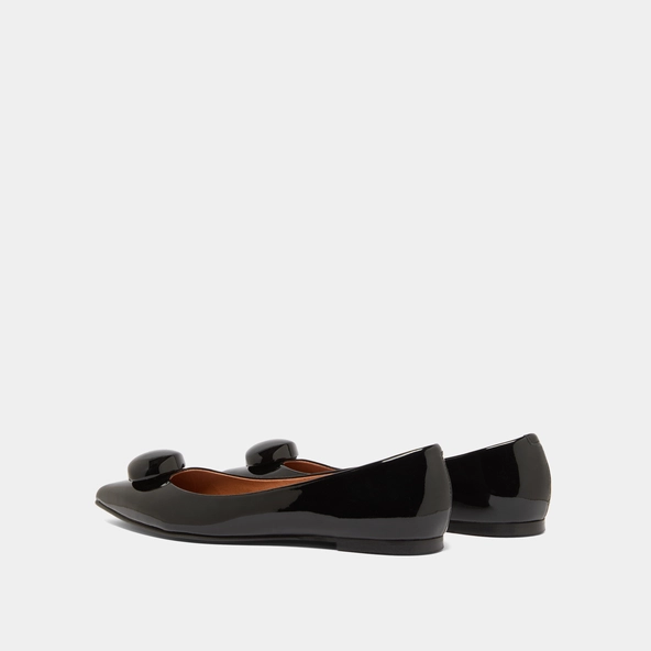 Pointed-toe ballet flats with marbles in black varnish | DALIDO