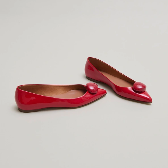 Pointed-toe ballet flats with marbles in red varnish | DALIDO