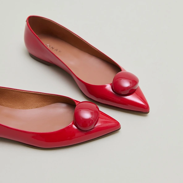 Pointed-toe ballet flats with marbles in red varnish | DALIDO