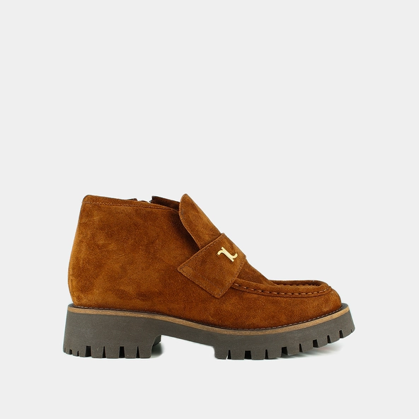 Lowboots with notched soles and monograms in cognac suede | DESKIA